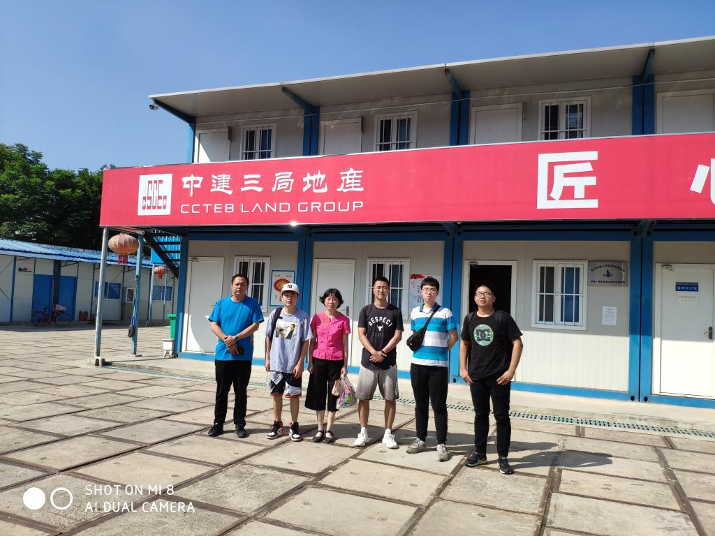 带队老师、学生和企业导师在中建三局项目部合影