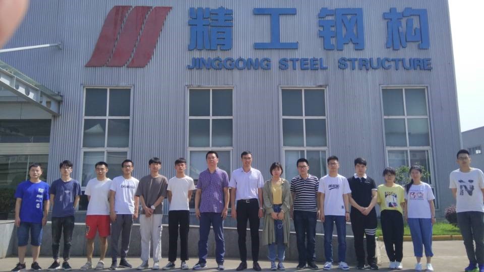 带队老师及学生和精工钢构有关负责人合影